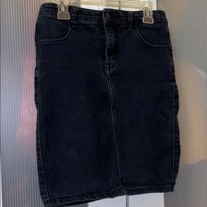 Forever 21 Black denim skirt. Size 25